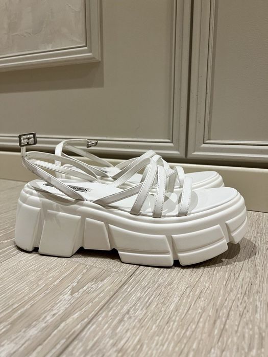 Steve Madden білі сандалі шльопанці zara