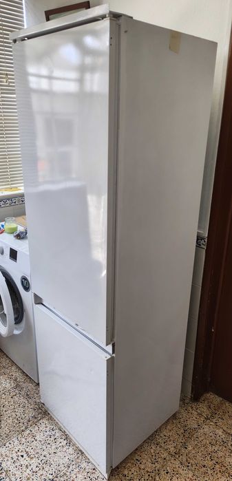 Frigorífico de encastrar – Ariston