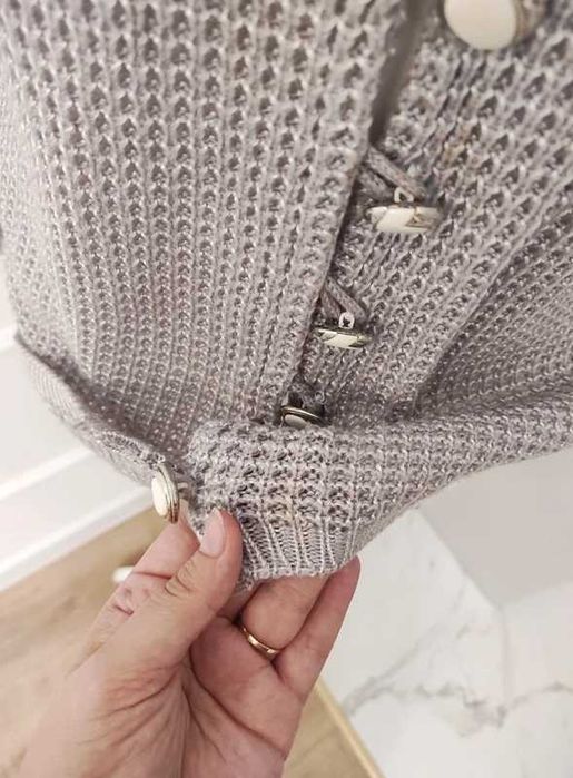 Szary kardigan z ozdobnymi guzikami i okrągłym dekoltem wiosennyS 36