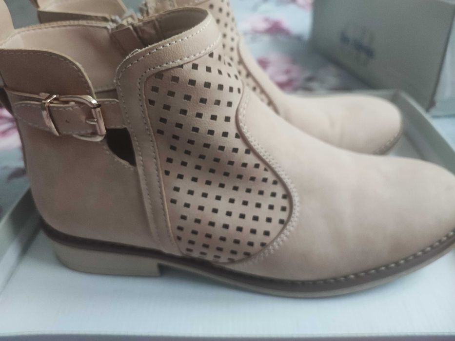 Urocze buty bezowe 39r