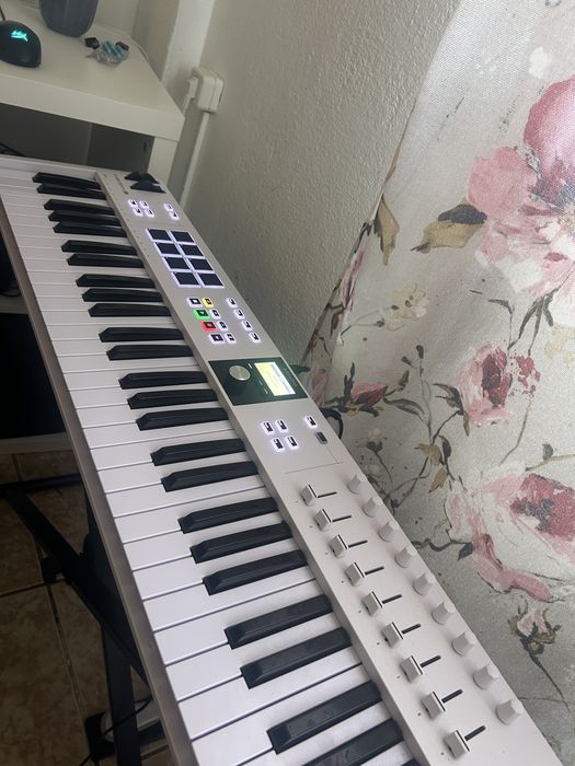 Arturia KeyLab Essential 61 Mk3 + Pedal + Suporte