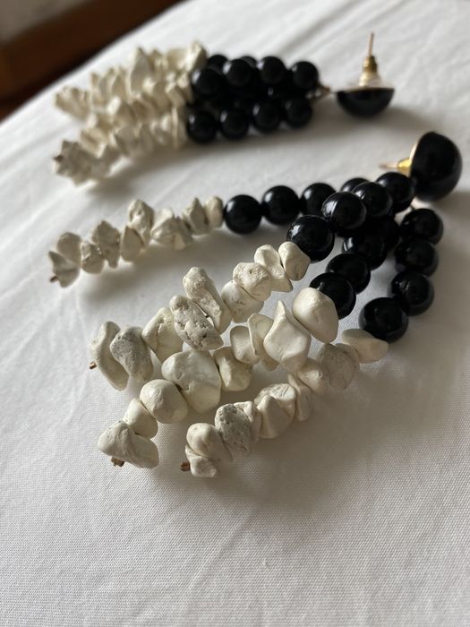 Colares de missangas, brincos e pulseira de braco