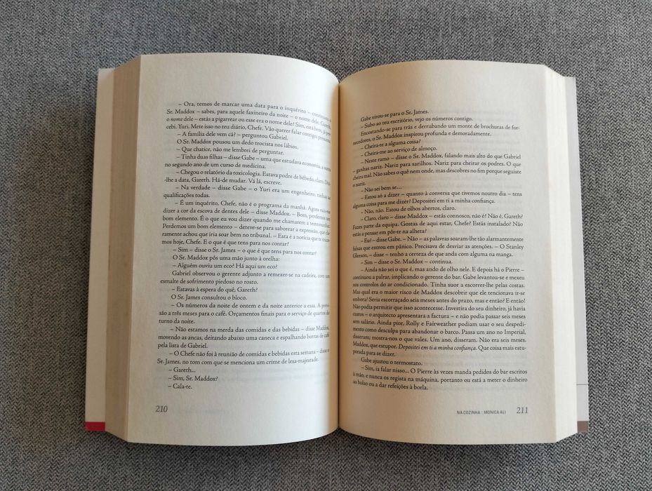 Livro "Na cozinha" de Monica Ali