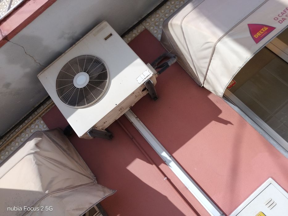Dois aparelhos de ar condicionado aparelho mais turbína.