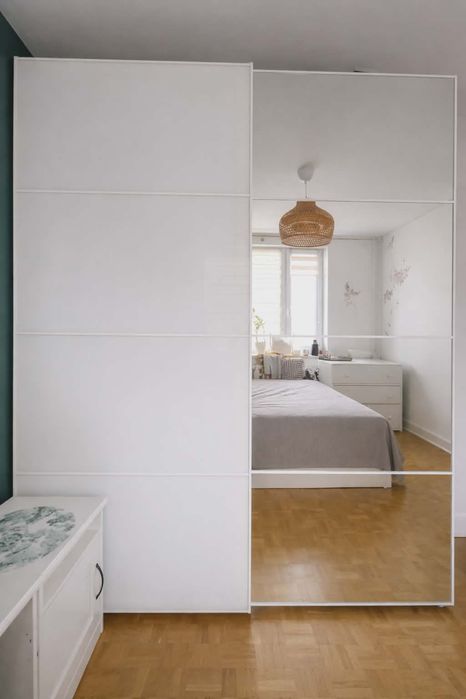 Szafa IKEA PAX – drzwi przesuwne, lustro + białe fronty, bardzo dobry