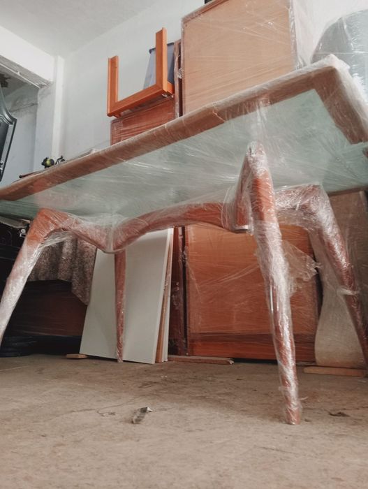 Mesa de jantar de madeira com tampa de vidro
