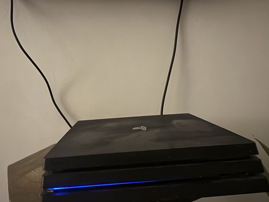 Playstation 4pro 1tb z padem i okablowaniem