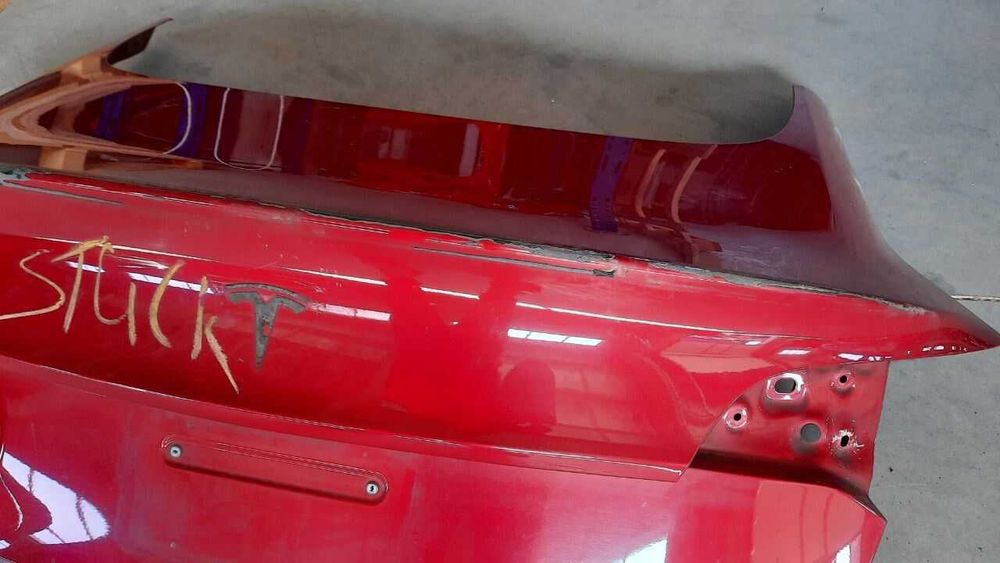 Кришка багажника ляда дефект Tesla Model 3