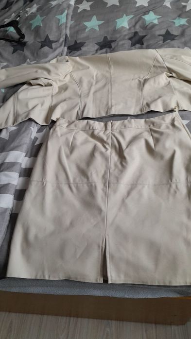 Komplet spodnica i żakiet ze sztucznej skóry