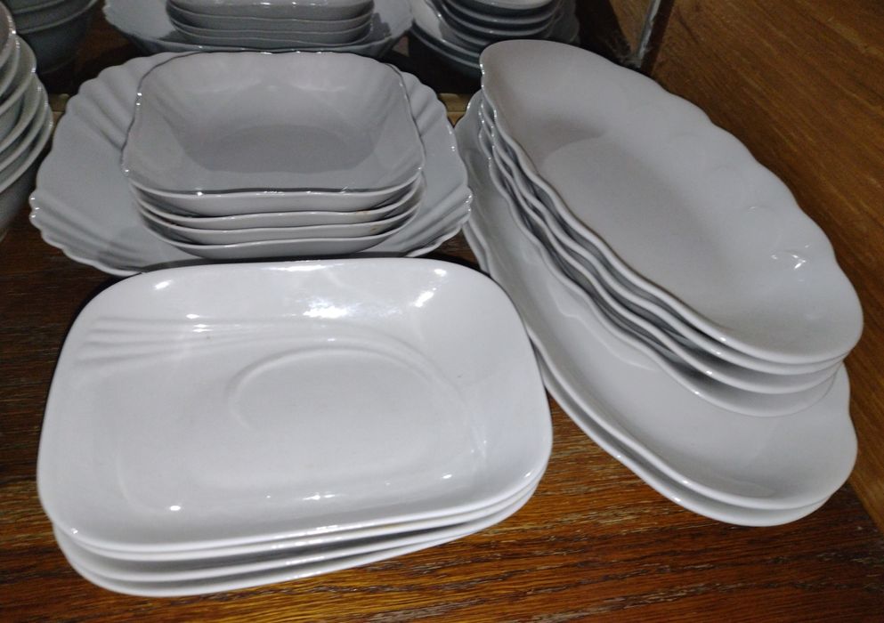 Набори посуду різні.