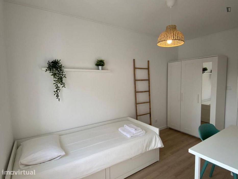 Quarto - localizado em Oeiras Lisbon