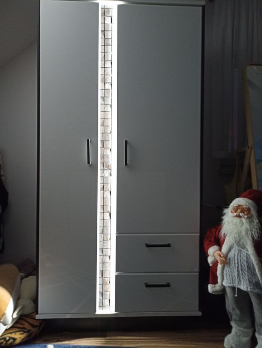 Szafa z oświetleniem