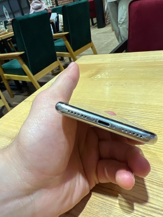 Айфон х Внизу написано