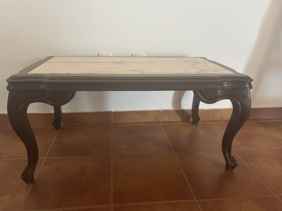 Mesa de centro com tampo em mármore