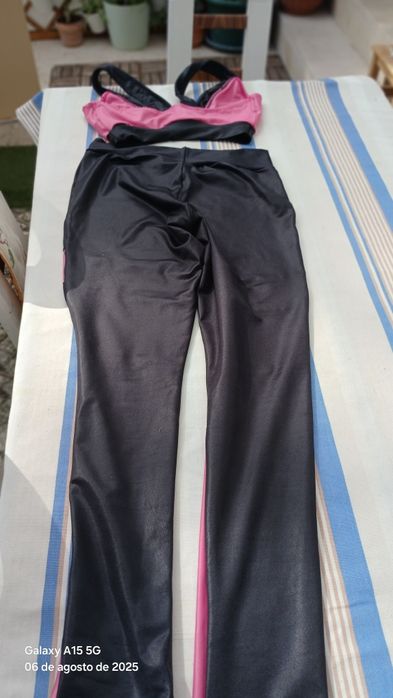 Legging Fitness Cirrê Preta Detalhes Texturizados Rosa