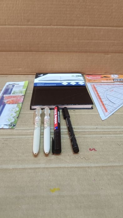 Zestaw szkolny zeszyt,ekierka,mazak,cieńkopis.2xkolorowy długopis