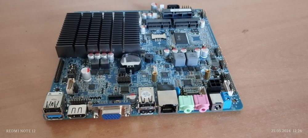 Компактная и недорогая материнская плата со встроенным процессором Int