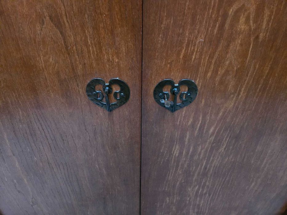 Roupeiro em madeira maciça estilo rústico - óptimo estado geral