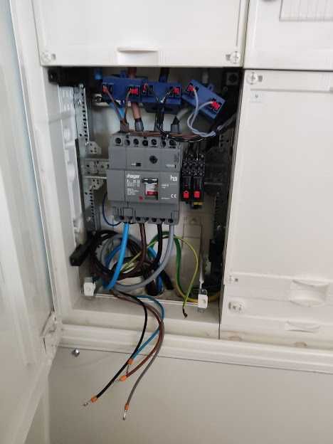 Eletricista com experiência faz trabalhos, bom preço! Orçamento grátis