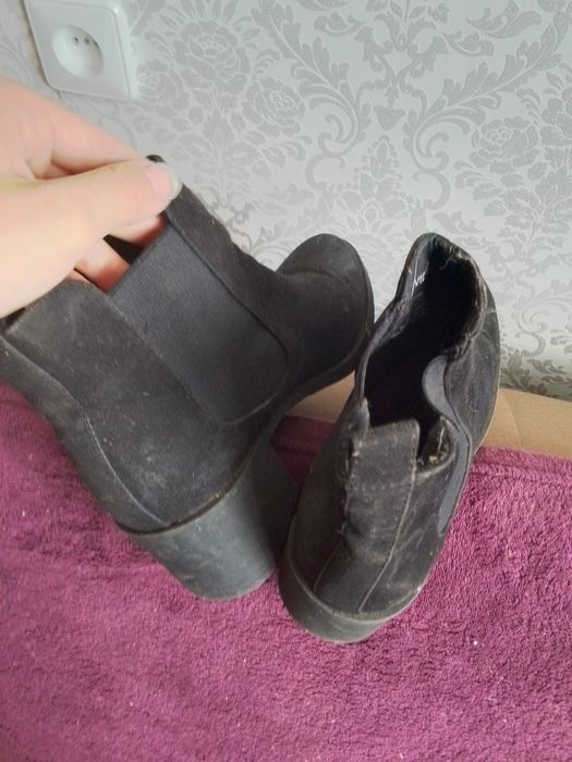 Oddam czarne botki zamszowe na słupku