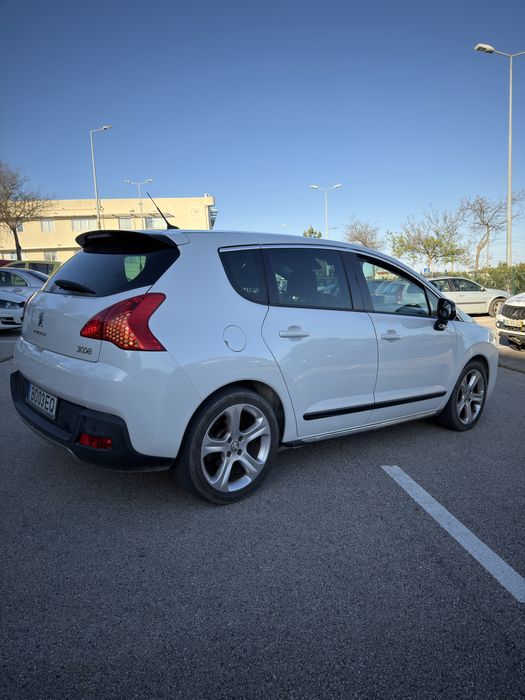 Peugeot 3008 – Automático | Híbrido Diesel | Muito Económico
