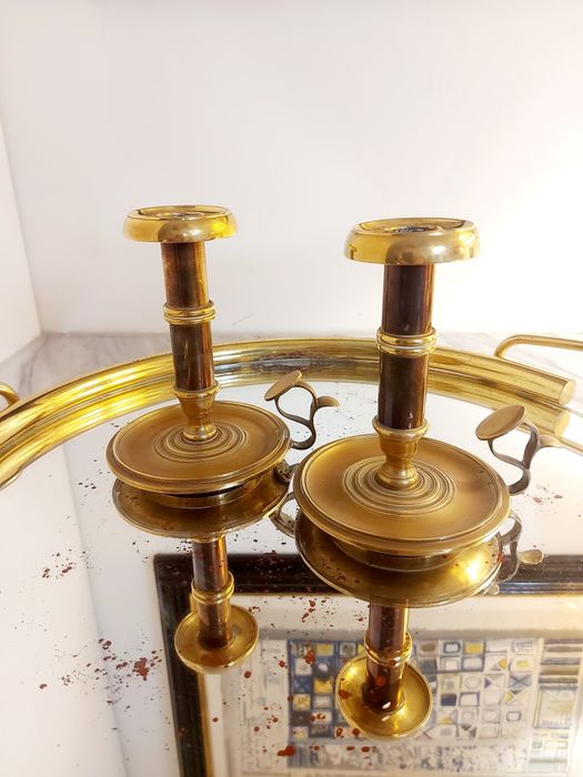 Par de palmatórias em latão. Castiçais.