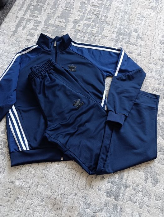 Чоловічий спортивний костюм