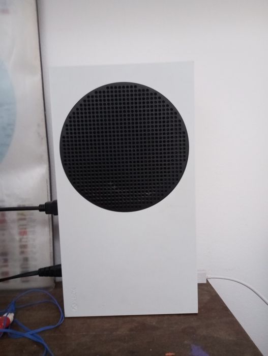 Xbox series S com 2 comandos