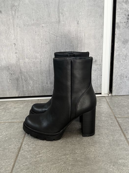 Botki na słupku Clara Barson WS5881-03