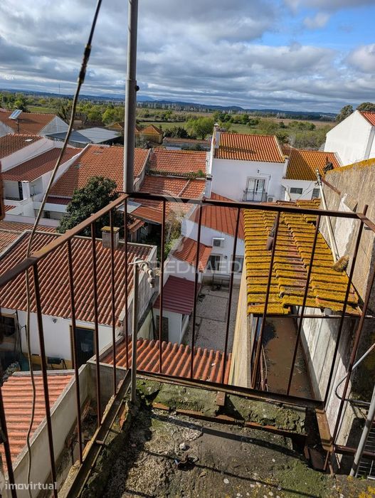 Moradia Bi-familiar para reconstrução
