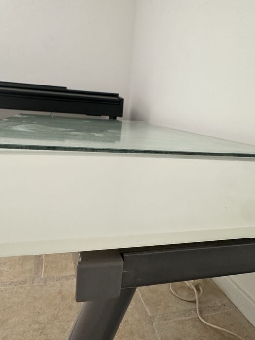 Mesa com tampo de vidro