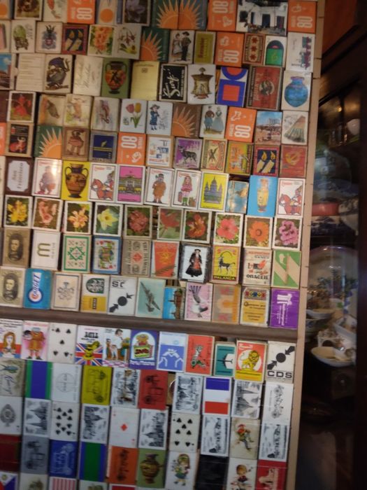 Colecção de 250 caixas de fosforos  num quadro
