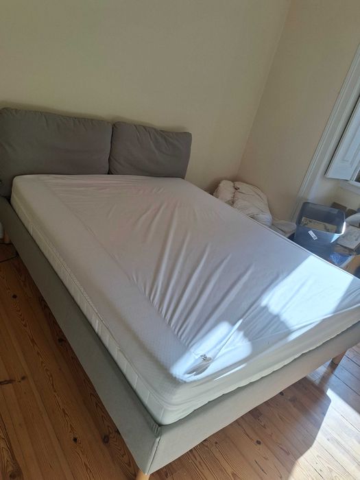 Vendo colchão e estrado de cama de casal IKEA em muito bom estado