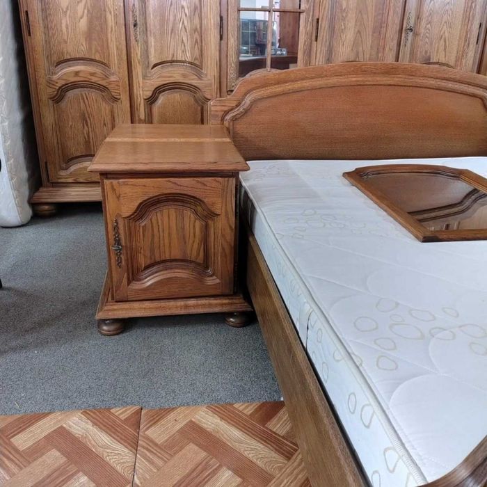 Zestaw mebli do sypialni z szafą