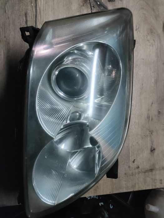 Toyota Avensis t25 03-05r reflektor lampa prawa xenon