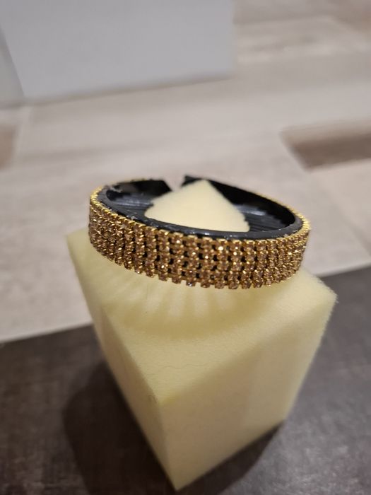Acessório para o cabelo dourado