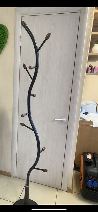 Вiшалка -гiлка з бруньками