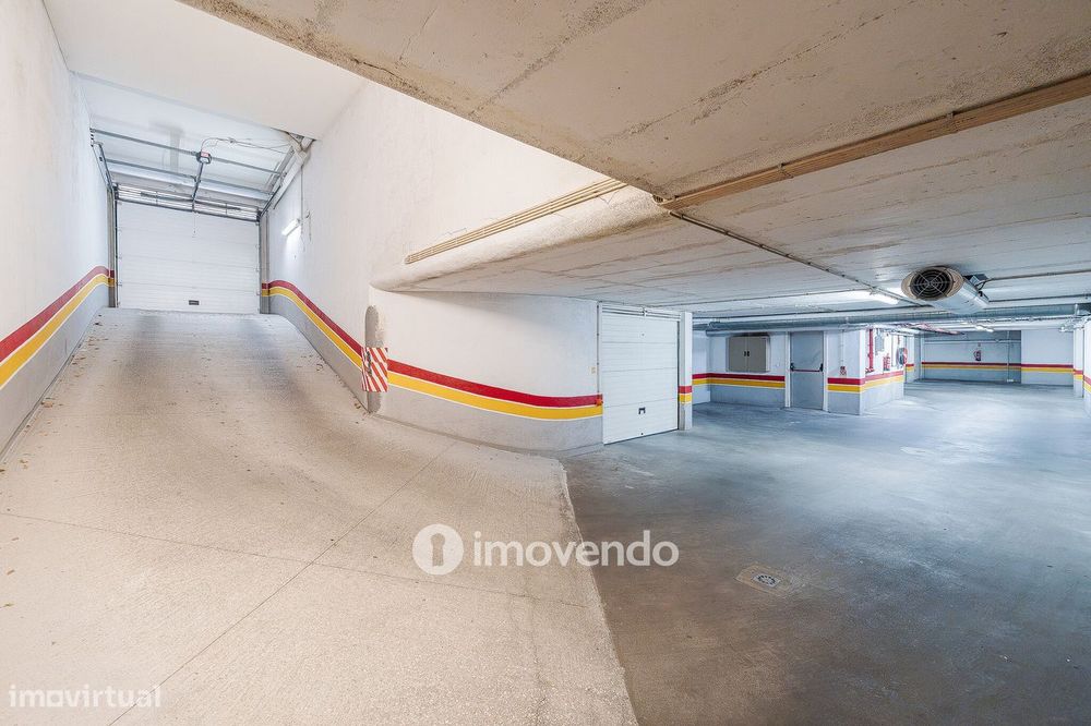 Apartamento T2 moderno, com garagem e varanda enorme, na Malvarosa