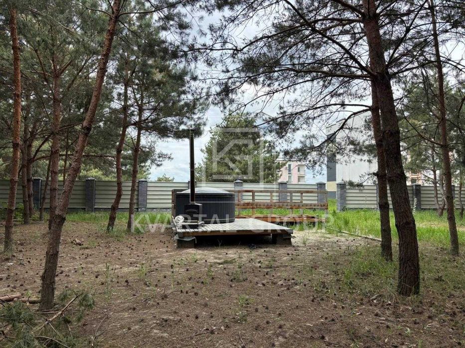 Продаж земельної ділянки в оточенні соснового лісу