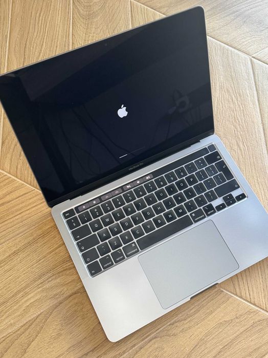 MacBook Pro 13" 2020 | i5 / 8GB RAM / 256GB SSD | Magic Keyboard