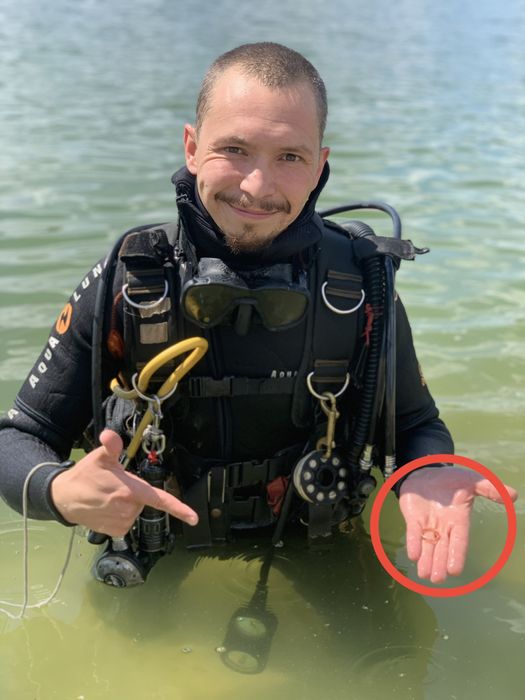 Водолаз з металошукачем. Пошук загублених речей у воді