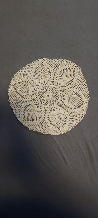 Komplet ręcznie szydelkowanych  serwet