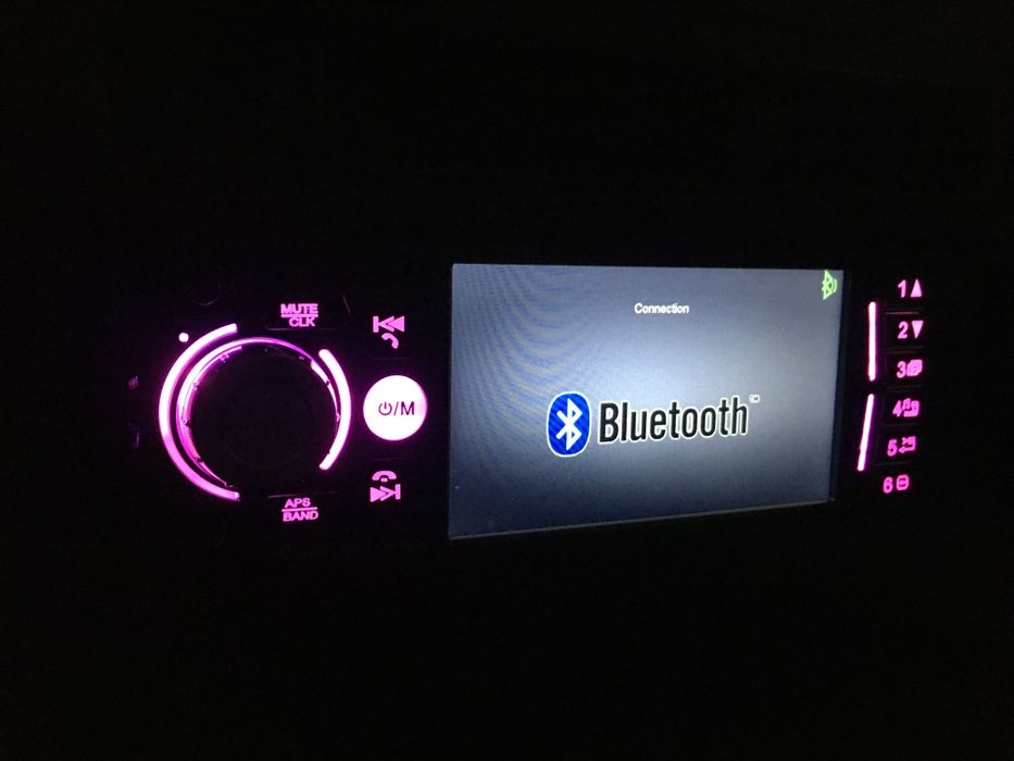 Auto radio com bluetooth .Tem varias funções multimédia.
