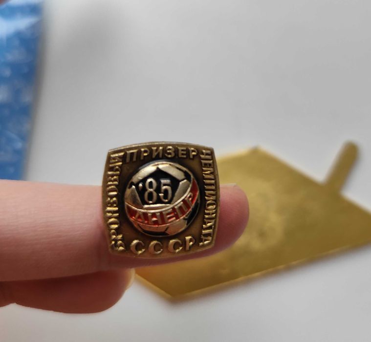 Різні значки сучасні і радянскі