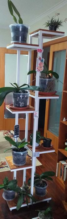 Suporte metálico para vasos de flores e plantas