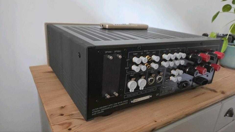 Amplificador integrado Accuphase E-406 V com comando à distância