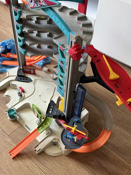 Величезний мега трек hot wheels