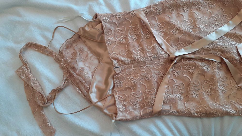 Sukienka złota elegancka koronka atłas