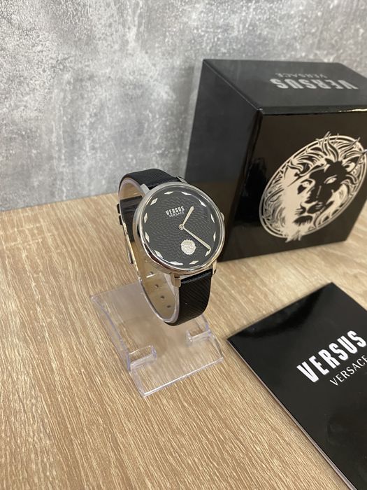 Zegarek damski na skórzanym pasku srebrny elegancki  Versus Versace