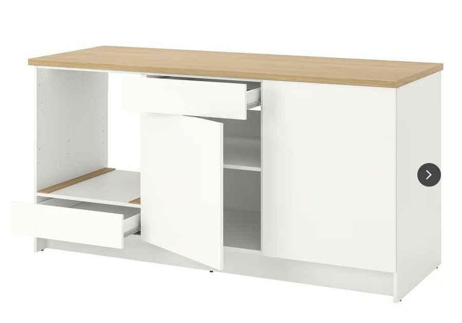 Móvel de cozinha branco com bancada e lava-loiça